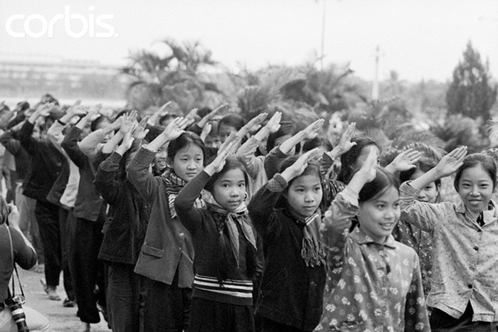 Hà Nội 1973. Nghi thức Đội của các Đội viên Đội Thiếu niên Tiền phong Hồ Chí Minh trong sân trường trong lễ duyệt nghi thức Đội. Ảnh. © Bettmann-CORBIS.